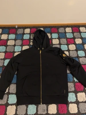 Moose kncukles Bunny svart med svart päls - Bunny i storlek XL säljs pågrund av att den inte passar svarta pälsen medföljer såklart pris går att diskutera 