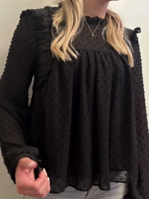 Svart blus Zara - En jättefin mönstrad och svart blus från Zara. Använd väldigt fåtal gånger, köpt här på Plick för några år sedan men i fint skick 💕 Storlek S