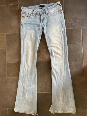 True religion jeans - Blåa jeans ifrån true religion, jag säljer dom för jag har växt ur dom. Har sytt ihop dom på baksidan, därför är det ett märke💕