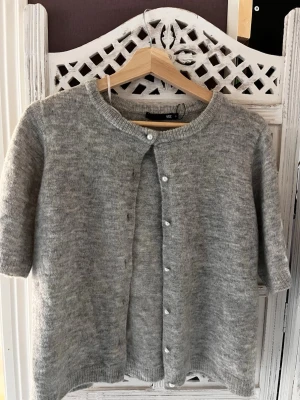 Grå kortärmad kofta från lager 157 - Mjuk stickad kortärmad kofta från lager 157, storlek S säljer pg inte används
