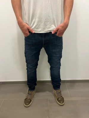 Mörkblå Lee jeans  - Säljer dessa snygga Lee jeans till ett riktigt bra pris. W:30 L:32