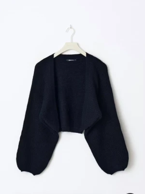 Svart stickad bolero från Gina Tricot - En marinblå stickad bolero från gina. Perfekt att slänga över en topp. Använd endast ett fåtal gånger💗