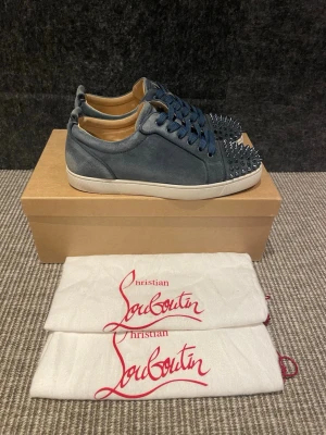 Christian Louboutin skor  - Hej, säljer nu dessa svin snygga Loubs skor. Skorna är i grymt skick!  Begränsat antal boxar och dustbag. Hör av dig vid frågor. 