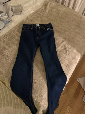 Mörkblåa jeans - Jeans (Lager 157) Säljer Jeans från Lager 157 i stl L. Väldigt fina men har överflöde av Jeans. Använda 2 gånger och är bootcut. Perfekt att klä upp och att klä ner.