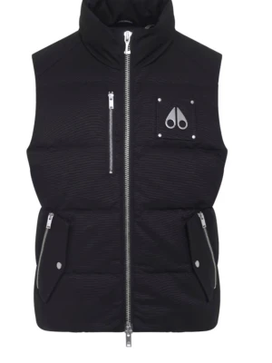 Svart dunväst från Moose Knuckles - Cool svart dunväst från Moose Knuckles med hög krage, silverfärgade dragkedjor och logotyp på bröstet. Västen har två fickor med knappar och quiltad design som ger en modern look. Perfekt för lager-på-lager och streetstyle.