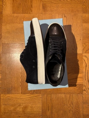 Lanvin skor - Marinblå Lanvin skor i mycket bra skick. De har använts en del men är fortfarande i mycket bra skick. Sulorna har tvättats och vit skokräm har använts där. 