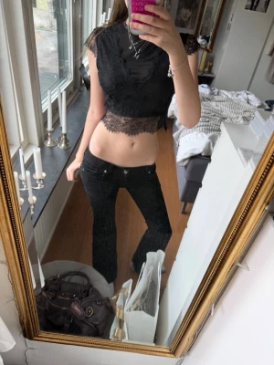Svart spets-croptop! - Säljer en svart croptop med spetsdetaljer❣️Toppen har korta ärmar och ett transparent spetsband längst ner som ger en snygg och edgy look. Passar till vardagen och till speciella tillfällen!!