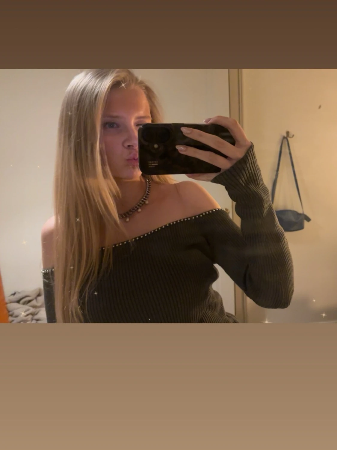 Jättesöt grå off-shoulder topp med silverstenar - 3