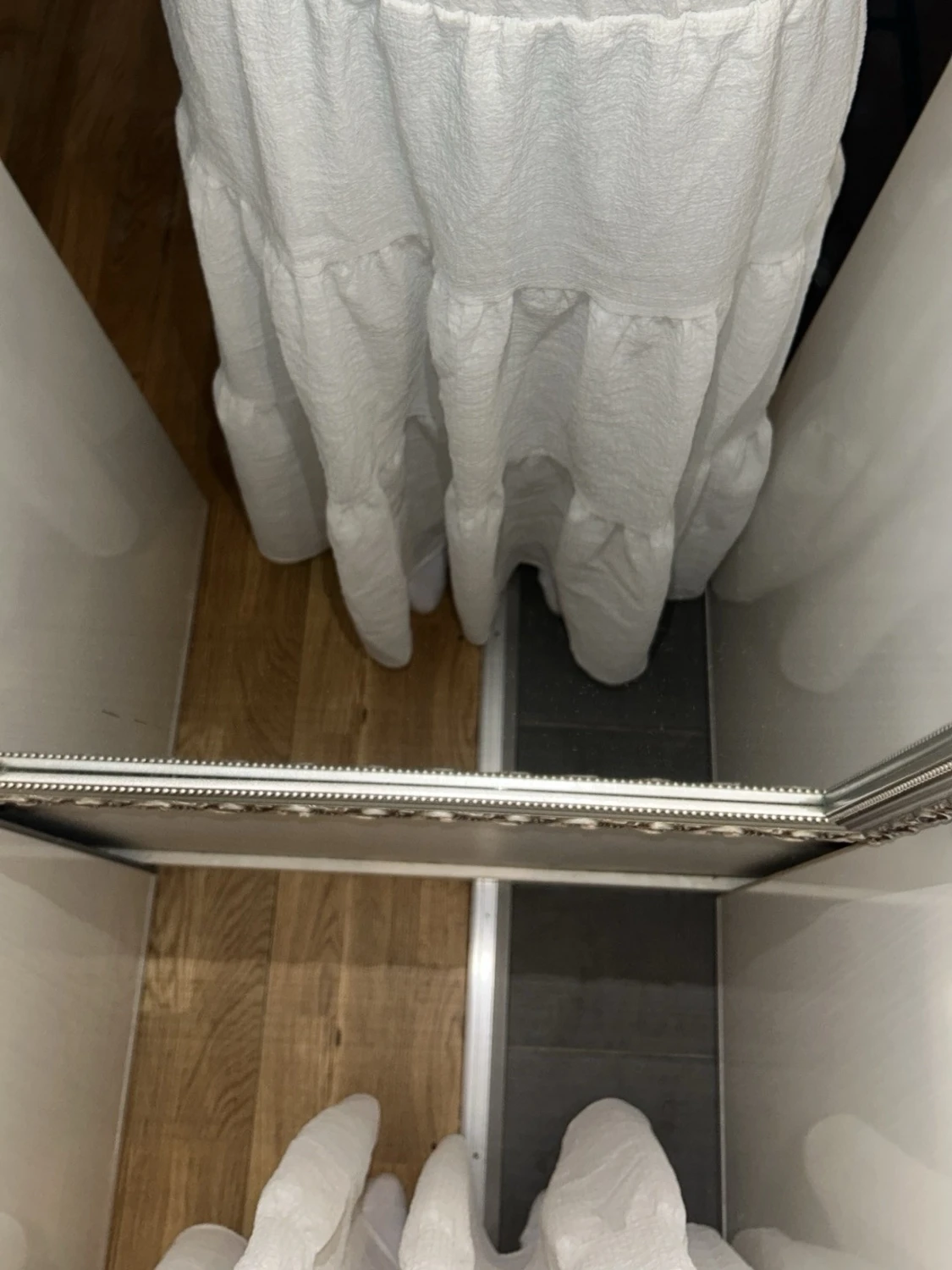 Vit långkjol med volangdetaljer - 2