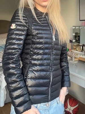 Svart dunjacka  - Snygg svart vår/höst jacka from dolomite