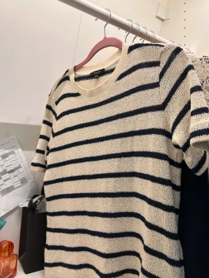 Randig tröja från Massimo Dutti - Jättefin tröja från Massimo Dutti! Säljer då jag inte har fått någon användning av den! Helt ny men utan prislapp! Storlek S