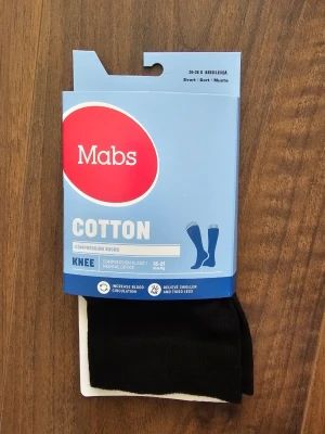 Svarta knähöga kompressionsstrumpor Mabs - Ej använda, endast öppnade. Knähöga svarta kompressionsstrumpor från Mabs i bomull. Strumporna är designade för att öka blodcirkulationen och minska svullnad i benen. Perfekta för dig som vill ha stöd under längre dagar. Klassisk och enkel design.