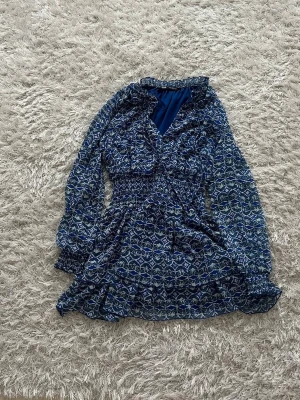 Zara klänning - Kort volangklänning från Zara. Fin med ett tunnt material så den passar perfekt till sommaren.