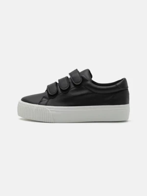 Even&Odd Wide sneakers SLUTSÅLDA - Ett par skor med hög sula från Even&Odd i storlek 36 (helt slutsåld i denna storleken) köpta på Zalando i läder. Säljer pga de är för små för mig, använda 2-3 gånger. HELT SLUTSÅLDA!