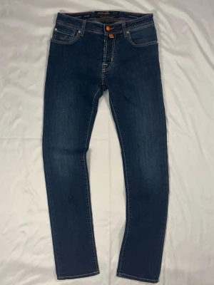 Jacob Cohën 688 Comfort – W31 – Premium Denim – 10/10 - Färg: Mörkblå | Modell: 688 Comfort | Storlek: W31 | Skick: 10/10 | Premium jeans