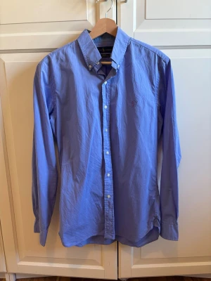 Skjorta Ralph Lauren - En blå Ralph Lauren skjorta i fint skick, säljer pga den är för liten. Stl S. Hör av dig vid frågor!