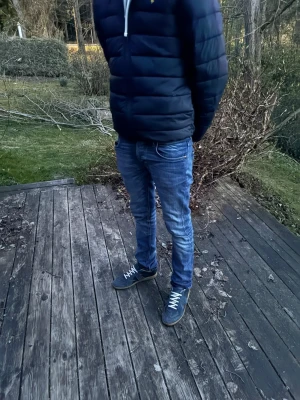 Nudie jeans - Säljer ett par blå slim fit jeans, skriv vid funderingar, killen på bilden är 182 cm lång, w29 l32