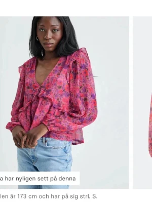 Blommig rosa blus med volanger - Trendig blus i rosa med blommigt mönster och volangdetaljer. Djup V-ringning och puffiga långärmade ärmar ger en romantisk vibe. Tillverkad i ett lätt, transparent material som känns luftigt och snyggt till jeans eller kjol.