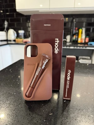 Rhode skal och liptint - Passar iphone 13/14/15. Helt nytt oanvänt, både liptint och skal följer med