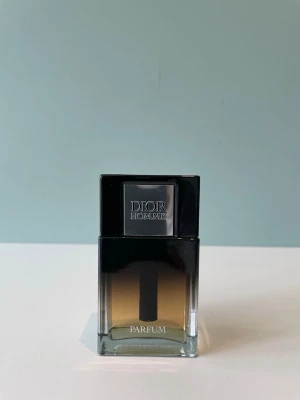 Dior Homme Parfum - lyxig herrdoft - Säljer en Dior Homme Parfum i mycket fint skick. En riktigt lyxig och djup doft – perfekt för kvällar och speciella tillfällen. * Ca 45/50 ml kvar *Flaskan är i toppskick, inga repor *Ingen box tyvärr. Nypris ligger betydligt högre – perfekt chans att få en premiumdoft billigare. 
