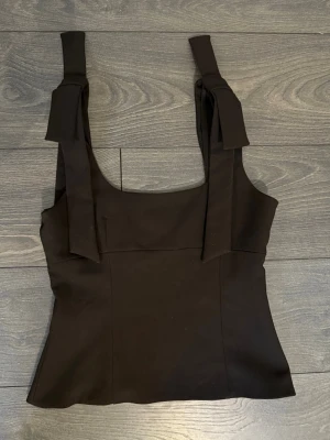 Helt ny topp från zara - Helt ny topp med fina rosettdetaljer på axlarna, från Zara, aldrig använd🩷