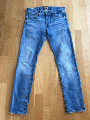 Jack & Jones jeans - Säljer dessa Jack & Jones jeans i storlek 27:30. De är i ett bra skick och en sjukt snygg tvätt. Modellen heter Glenn och sitter slim och är strechiga. Kontakta mig vid minsta fråga!