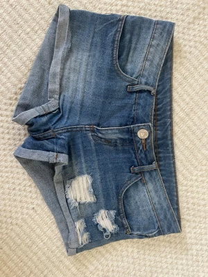 Blå jeansshorts  - Snygga shorts som är sparsamt använda sen förra sommaren💘🌸Midjemått rakt över 37/38