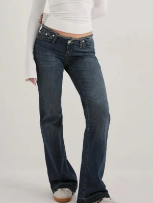 Helt nya no waist bootcut jeans nelly - Helt nya no waist bootcut jeans från Nelly med prislapp i strl xs passar även s, väldigt stretchiga o sitter perfekt på🩷 Nypris 600:-