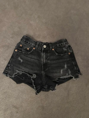 Svarta denimshorts - Snygga svarta jeansshorts med slitna detaljer. Shortsen är i storlek 8 år och har fint skick. 🖤