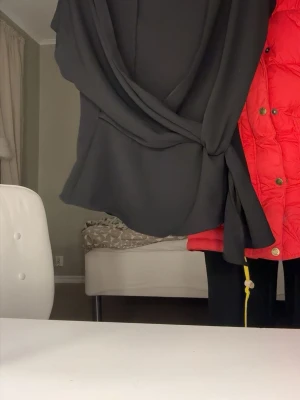 Svart omlottblus Zara - Snygg svart omlottblus från Zara med knytband i midjan💘💘🥹knappt andvänd