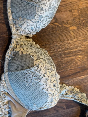 Intimissimi bh - Jätte fin push up bh från intimissimi. Oklart med storleken då lappen är avklippt! Chansar på att det är en 85B. Säljer då den blivit för liten!🩷