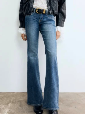 Low waist jeans  - Low waist jeans från hm. Nästintill nyskick! Framfickorna är endast decor. Bild 3 är bara för att visa modellen, färgen ser ni på de andra bilderna🥰. Ganska små i storleken. Säljer då de är för små för mig i midjan! 