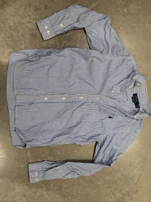 Ralph Lauren skjorta - Skit snygg rl skjorta som passar perfekt inför valborg, våren och sommaren! Nytt skick men behöver strykas pågrund av att den bara hängt garderoben. Strl S