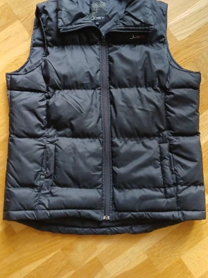 Just väst - Hej! Säljer en väst ifrån Just pga den inte passar mig mer. Skriv gärna om ni har frågor!🤗