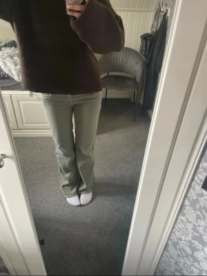 Gröna jeans - Säljer gröna jeans från Nelly i storlek 38 på grund av att de är för stora för mig. De är använda en gång så de har inga fläckar eller skador. Normalpris: 700 kr