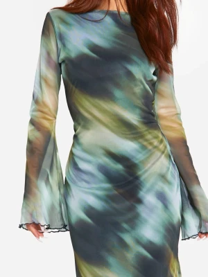 Långärmad mönstrad maxiklänning - Säljer en långklänning med abstrakt mönster i blå, grön och gul ton. Klänningen har långärmade, lätt utsvängda ärmar och en öppen rygg som ger en snygg look. Materialet är tunt och följsamt, perfekt för dig som vill sticka ut.