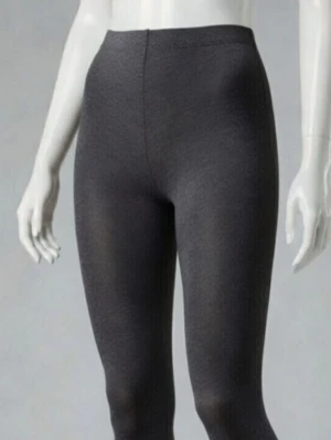 HELT NYA OANVÄNDA mörkgrå täckande strumpbyxor 36-40, Åhléns  - Helt nya oanvända mörkgråmelerade täckande strumpbyxor i storlek 36-40 (Skulle dock säga passar någon med XS-S), från Åhléns. De är helt enfärgade och har en mjuk, stretchig känsla som gör dem bekväma att bära. Perfekta för att komplettera din outfit med en stilren look. Felfria. Skyltdockan visar liknande strumpbyxa.