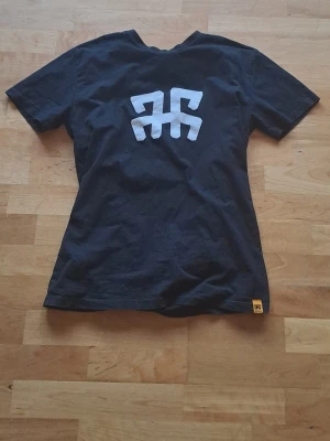 Henrik Harlaut t shirt - En snygg svart t shirt från harlaut apparel.