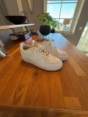 Vita air force 1  - Jag säljer mina air force 1. De är använda några enstaka gånger så de är fortfarande i toppskick. Det är 24 cm k skorna.
