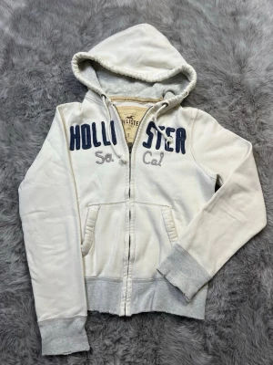 Hollister zip-hoodie - Säljer denna sällsynta och mycket eftertraktade Hollister zip-hoodie | Storlek S | Skick 9/10 | Vid eventuella frågor hör gärna av dig och erbjuder bra pris vid köp av bundle 😁✅