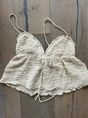 Beige linnetopp från Zara - Säljer en söt beige topp från Zara🌸💗Passar perfekt till jeans eller kjol☀️🤌🏼