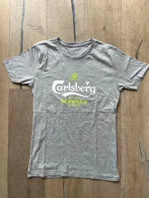 Grå Carlsberg t-shirt med tryck - Kul T-shirt som matchar med det mesta🤌🏼☀️
