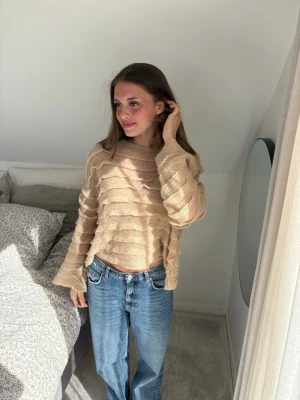 Tunn flowy top - Tunn flowy beige top! Går lätt att styla med ett linne under till jeans och några söta skor 🩰🥿💕💕💕storlek S