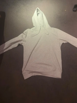 Lager157 Hoodie - Säljer en grå hoodie från Lager 157 i fint skick. Perfekt som vardagströja, väldigt skön och enkel att matcha, använd en gång. Orginal pris: 150. Storleken är S och skicket är mycket bra. Skick: 9/10. Hör av er om ni har frågor/funderingar. 