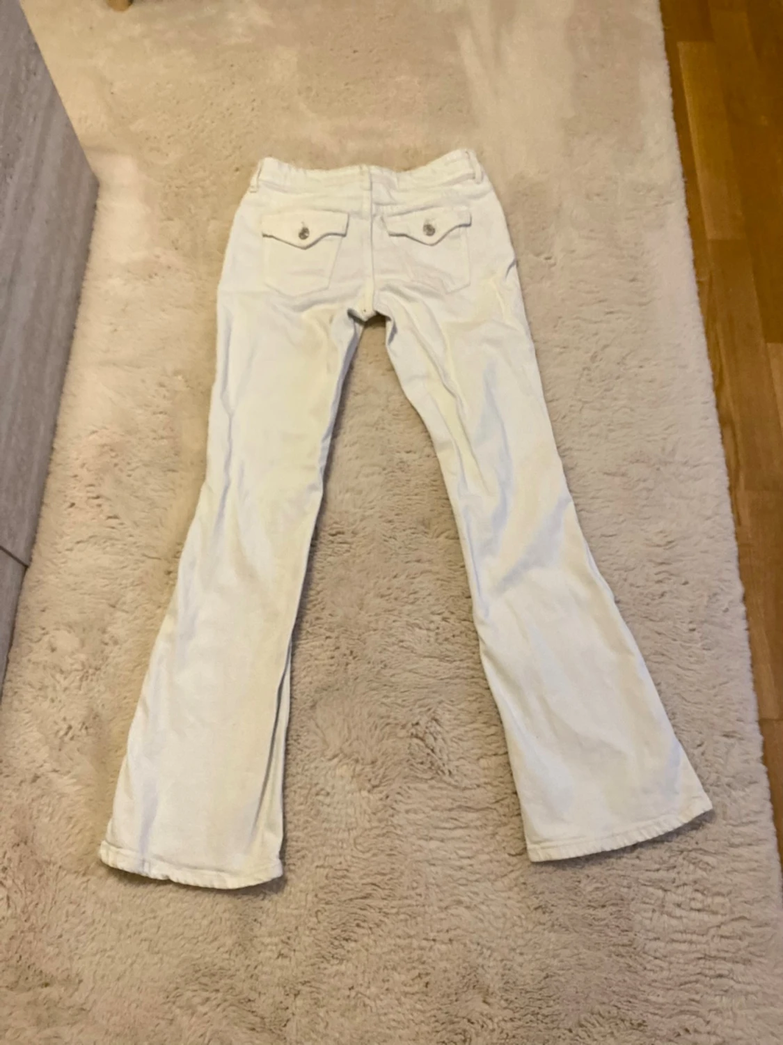 Vita bootcut jeans med fickor - 4