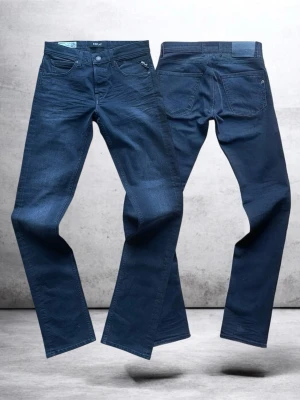 Svarta jeans från Replay - Snygga svartgråa jeans från Replay med klassisk femficksmodell och raka ben. Jeansen har diskreta sömmar, bälteshällor och en patch med Replay-logga bak i midjan. Tillverkade i mjukt denimtyg som ger en bekväm känsla och stilren look.