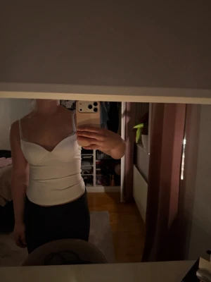 Vitt figurnära linnetopp  - Säljer nu mitt helt nya vita linnetopp då det va lite för stort för mig , endast testat en gång 