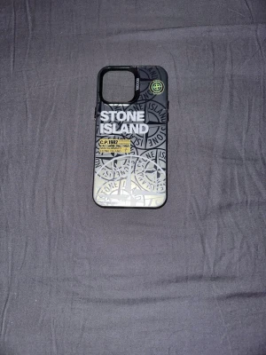 Stone island telefon skal - Storlek okänd, skulle gissa på iPhone 14 Pro 