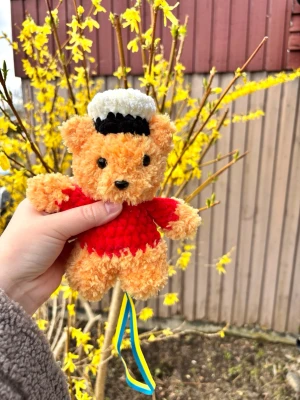 Studenthänge Nalle Puh - Virkad av mig! Perfekt till studenten som present eller till sig själv 🎁 Virkad i fluffigt garn 🧶 