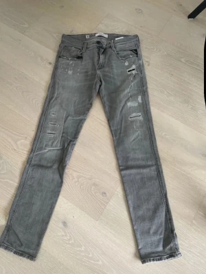 Replay anbass  jeans  - Säljer dessa feta slim replay jeans med goa slitningar. Bra skick inga större defekter på dom. Skick 7,5/10. Storlek 30/32. 